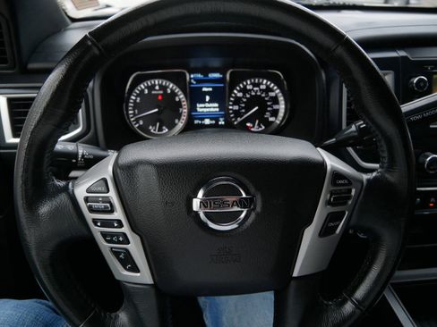 Used 2019 Nissan Titan SV w/ SV Convenience Package image 25