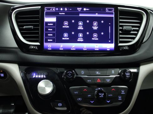 Used 2022 Chrysler Pacifica Touring-L FWD image 23