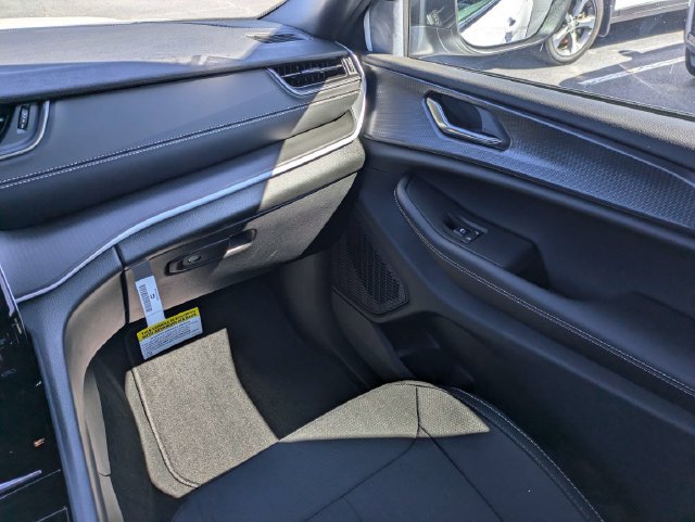 New 2027 Jeep Grand Cherokee Laredo X RWD image 17
