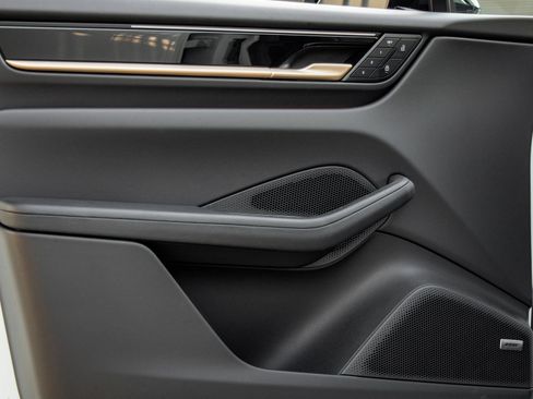 Certified 2025 Porsche Macan Electric RWD image 20