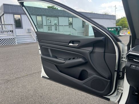 Used 2025 Nissan Altima 2.5 SV FWD image 18