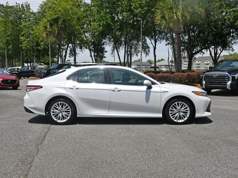 Used 2019 Toyota Camry XLE FWD image 5
