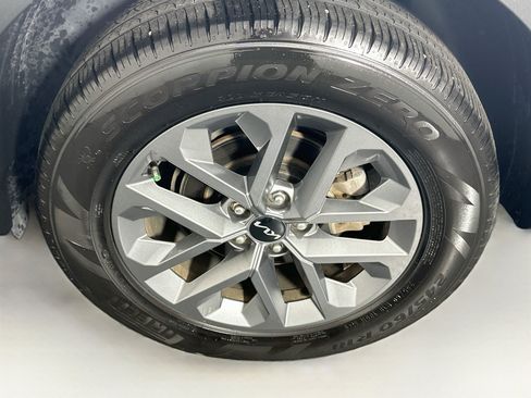 Used 2024 Kia Telluride LX FWD image 11