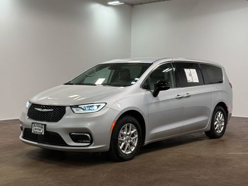 Used 2024 Chrysler Pacifica Touring-L image 7