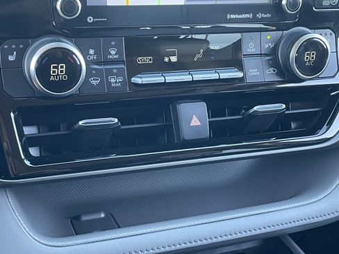 Used 2020 Toyota Highlander XLE image 26