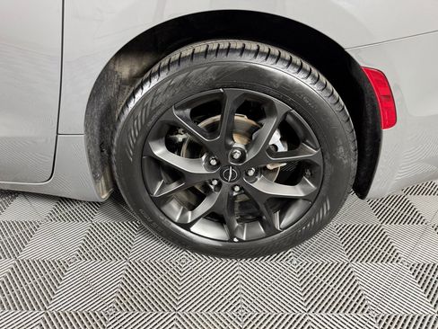 Used 2025 Chrysler Pacifica Limited image 35