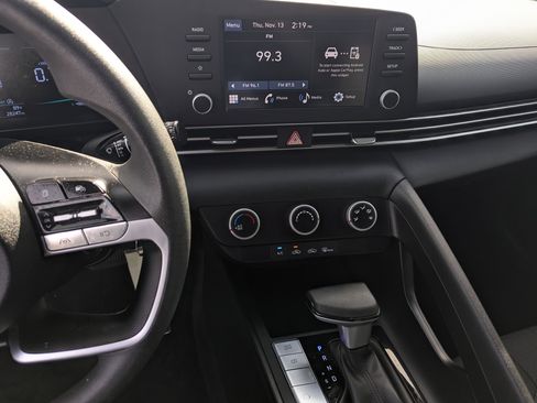 Used 2024 Hyundai Elantra SE image 10