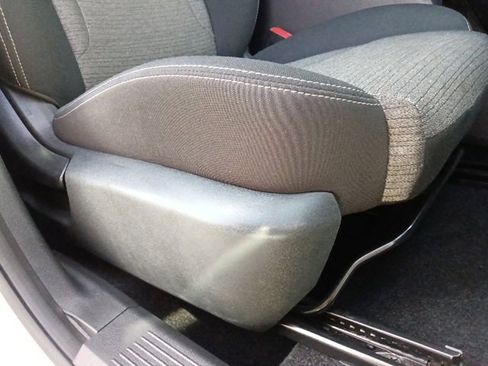 Used 2023 Nissan Rogue SV image 31