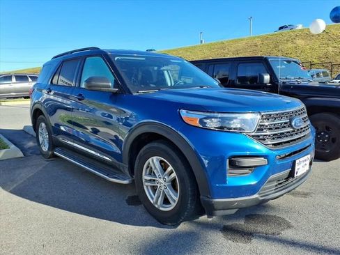 Used 2023 Ford Explorer XLT AWD/4WD image 1