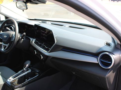 Used 2025 Chevrolet Trax LT w/ LT Convenience Package image 28