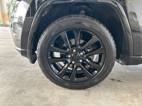 Used 2019 Jeep Grand Cherokee Altitude AWD/4WD image 16