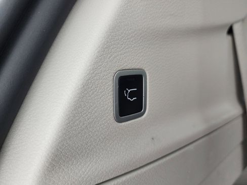 Used 2024 Chrysler Pacifica Touring-L image 28