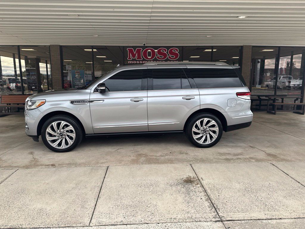 Used 2024 Lincoln Navigator Reserve AWD/4WD image 7