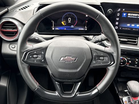 Certified 2024 Chevrolet Trax RS w/ Sunroof Package image 18