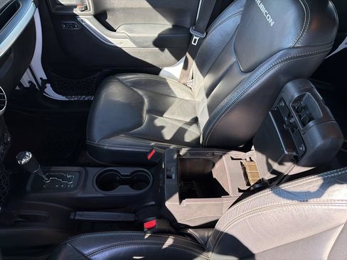 Used 2015 Jeep Wrangler Unlimited Rubicon w/ Connectivity Group image 37