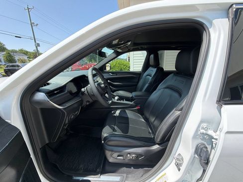 Used 2023 Jeep Grand Cherokee Overland AWD/4WD image 15