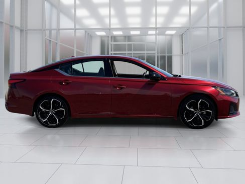 Used 2024 Nissan Altima 2.5 SR FWD image 7