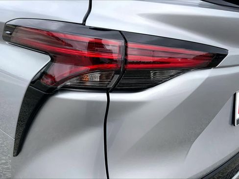 Used 2025 Toyota Sienna XSE w/ XSE Plus Package FWD image 28