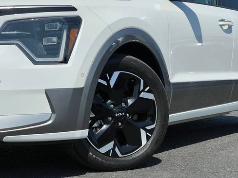 Certified 2023 Kia Niro Wave FWD image 2
