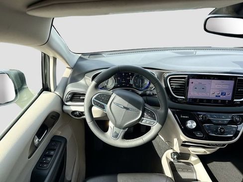 Used 2023 Chrysler Pacifica Touring-L FWD image 22