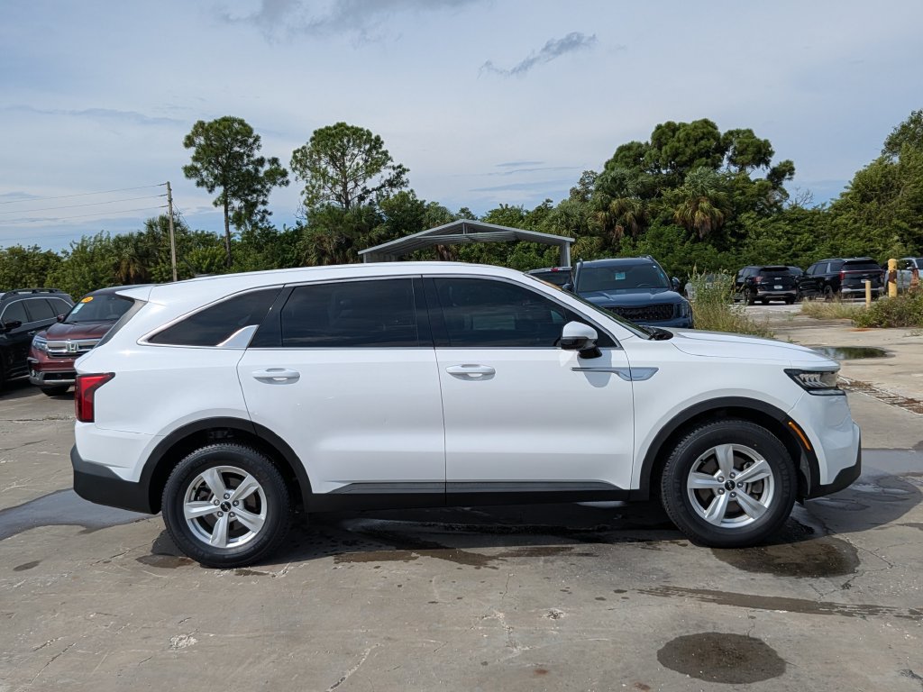 Certified 2023 Kia Sorento LX FWD image 9