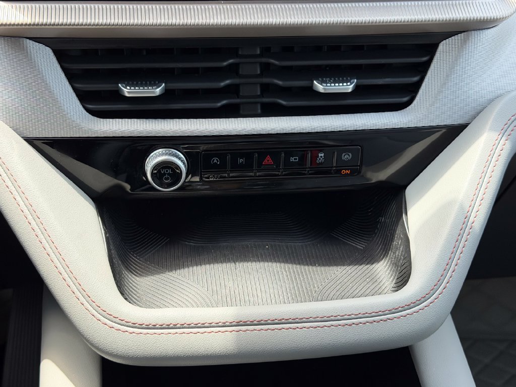 Used 2025 Ford Explorer Active w/ Active Comfort Package RWD image 17
