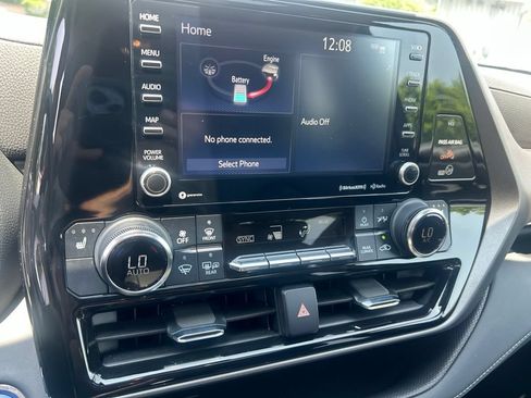 Used 2022 Toyota Highlander XLE AWD/4WD image 19