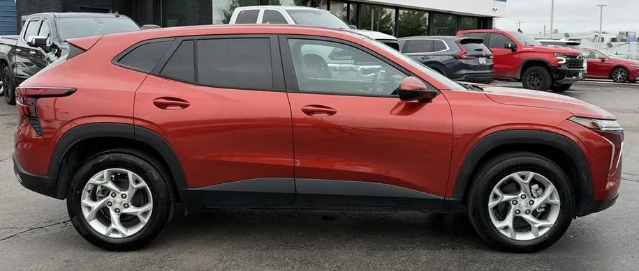 Used 2024 Chevrolet Trax LS w/ LS Convenience Package FWD image 8