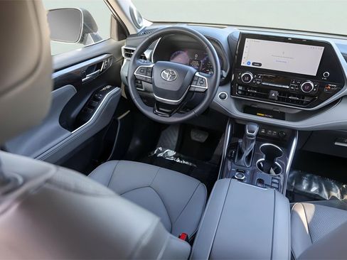 Used 2025 Toyota Highlander Platinum image 32