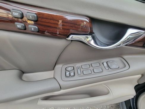 Used 2004 Cadillac De Ville DHS w/ Equipment Group image 13