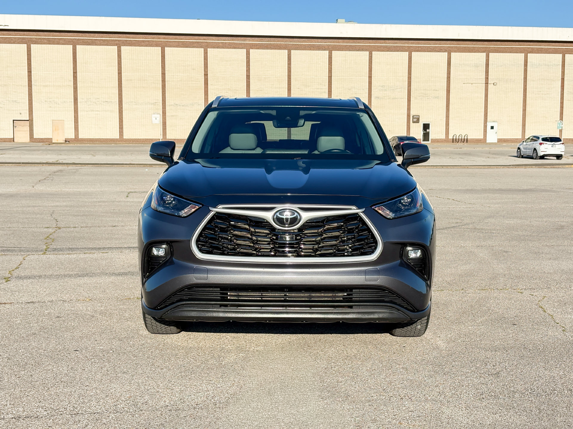 Used 2023 Toyota Highlander XLE FWD image 3