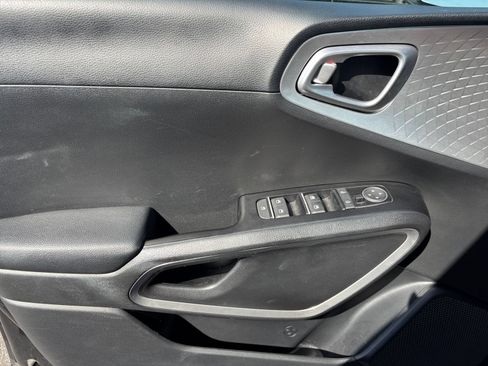 Used 2025 Kia Soul LX w/ LX Technology Package FWD image 18