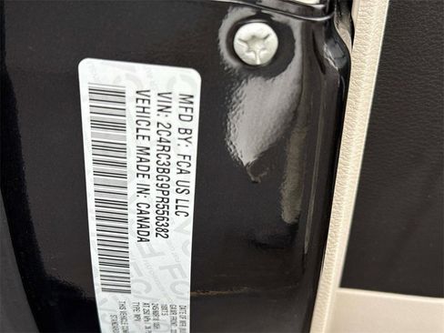 Used 2023 Chrysler Pacifica Touring-L image 15