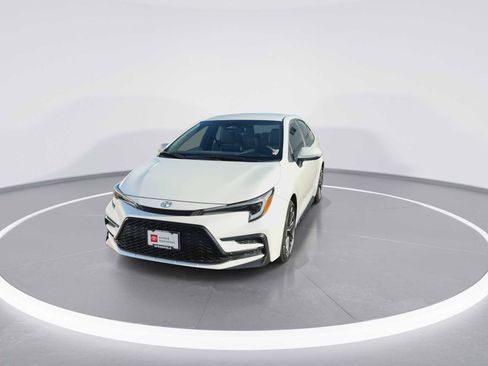 Used 2026 Toyota Corolla SE FWD image 3