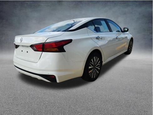 Used 2025 Nissan Altima 2.5 SV FWD image 9