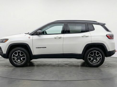 Used 2025 Jeep Compass Trailhawk image 5