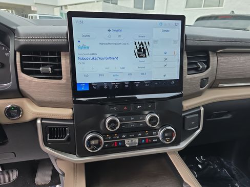 Used 2024 Ford Expedition Limited image 22