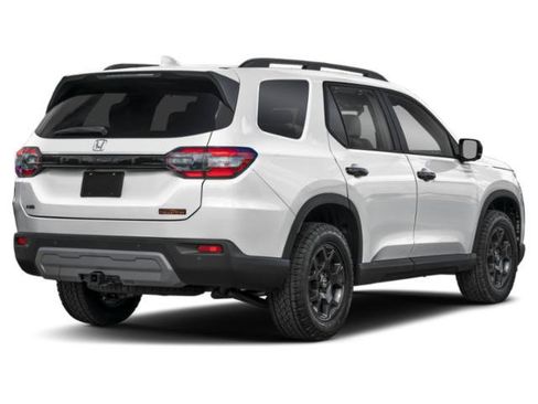 Used 2025 Honda Pilot TrailSport image 2