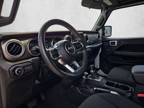 Used 2018 Jeep Wrangler Unlimited Sahara AWD/4WD image 9