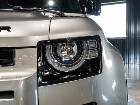 Used 2025 Land Rover Defender 110 X-Dynamic SE AWD/4WD image 46