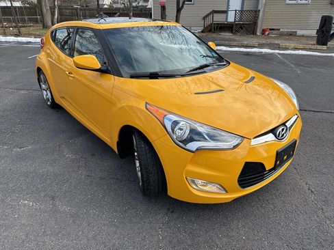 Used 2013 Hyundai Veloster w/ Tech Pkg image 4