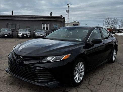 Used 2018 Toyota Camry LE image 3