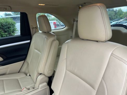 Used 2017 Toyota Highlander XLE AWD/4WD image 12