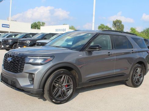 Used 2025 Ford Explorer ST-Line w/ ST-Line Street Pack AWD/4WD image 2