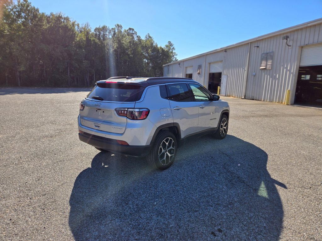 Used 2025 Jeep Compass Limited AWD/4WD image 6