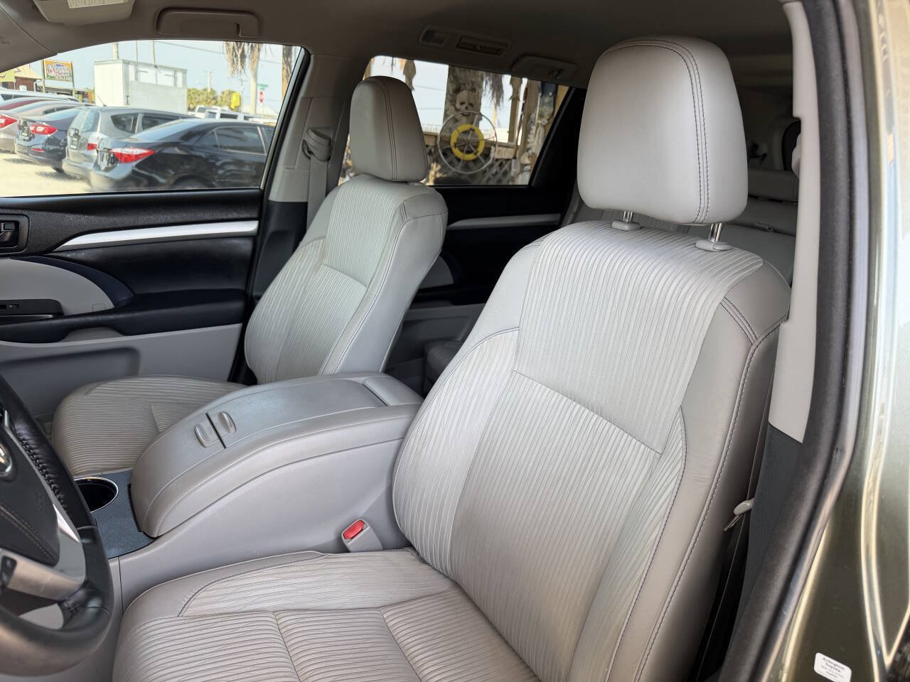 Used 2015 Toyota Highlander Plus FWD image 12