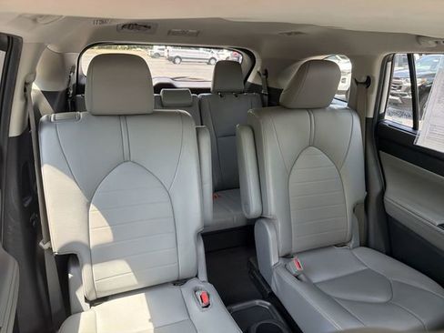Used 2021 Toyota Highlander XLE AWD/4WD image 17