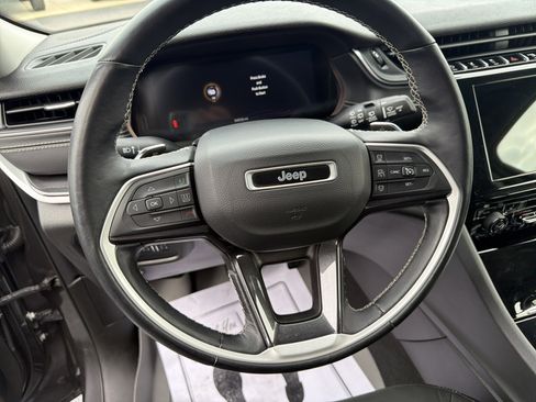 Used 2022 Jeep Grand Cherokee Laredo w/ Luxury Tech Group I image 23