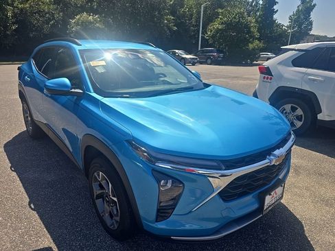 Used 2025 Chevrolet Trax LT w/ Driver Confidence Package FWD image 3