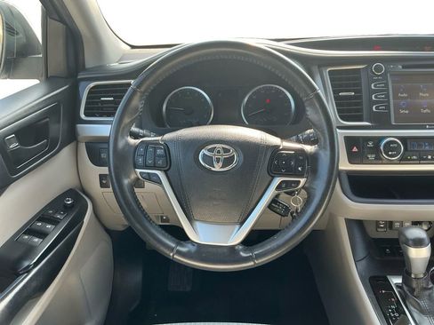 Used 2019 Toyota Highlander Plus FWD image 18
